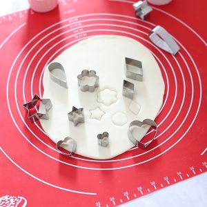 подложка за месене, точене и печене 65 х 45 см PEARL RUBY RED