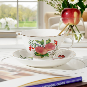 чаша 250 мл, чинийка, лъжичка Ябълки - порцелан
