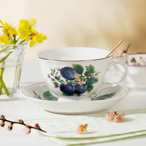 комплект за двама: 2 чаши, 2 чинийки, 2 лъжички Сливи - порцелан с подаръчна кутия