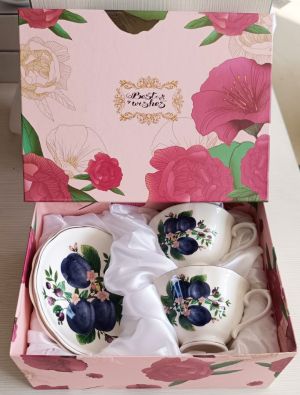 комплект за двама: 2 чаши, 2 чинийки, 2 лъжички Сливи - порцелан с подаръчна кутия