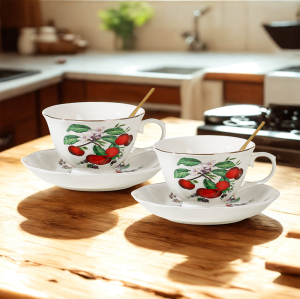комплект за двама: 2 чаши, 2 чинийки, 2 лъжички Череши - порцелан с подаръчна кутия