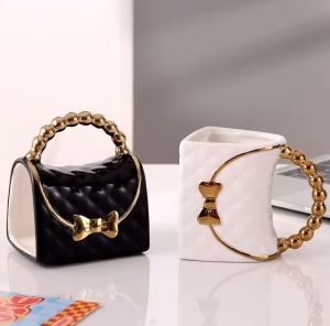 Порцеланова чаша Morello форма на дамска чанта черна бяла златни детайли 320 мл