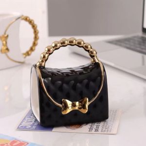 Порцеланова чаша Morello форма на дамска чанта черна бяла златни детайли 320 мл