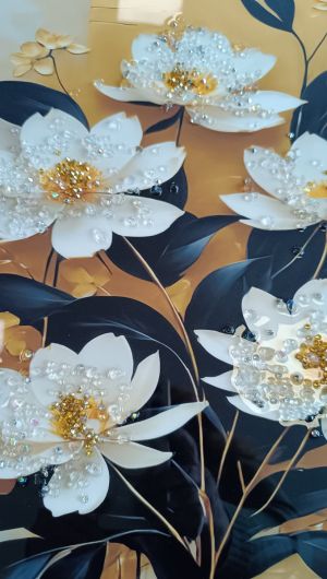 Модерно декоративно пано със златни цветя и черни листа, 3D кристални акценти, алуминиева рамка от liv.bg