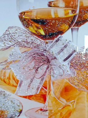 Луксозно декоративно пано с две чаши вино и 3D кристална панделка, 50х70 см, златна алуминиева рамка от liv.bg