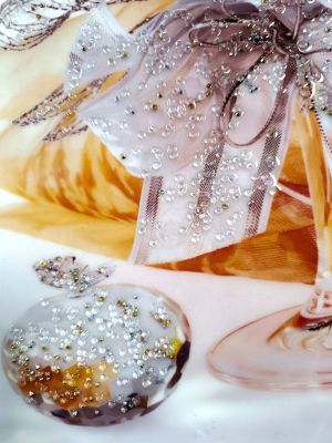 Луксозно декоративно пано с две чаши вино и 3D кристална панделка, 50х70 см, златна алуминиева рамка от liv.bg