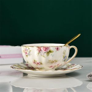 Луксозна порцеланова чаша Morello 200 мл с флорален мотив и златна лъжичка.