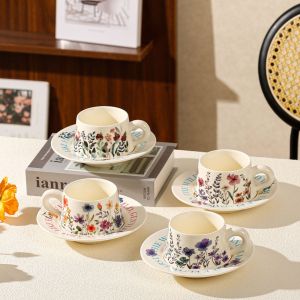 Кремава керамична чаша 300 мл с илюстрация на диви цветя и съответстваща чинийка с надпис