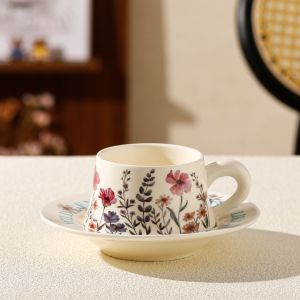 Кремава керамична чаша 300 мл с илюстрация на диви цветя и съответстваща чинийка с надпис