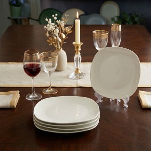 Луксозна квадратна десертна чиния от порцелан Morello Eclipse Ivory White 18.7 см на дървена маса